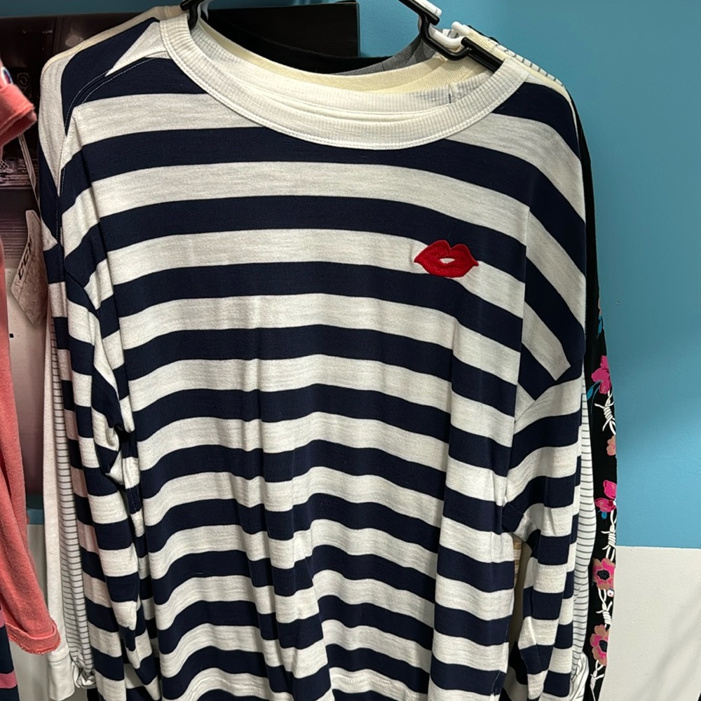 old navy tshirt